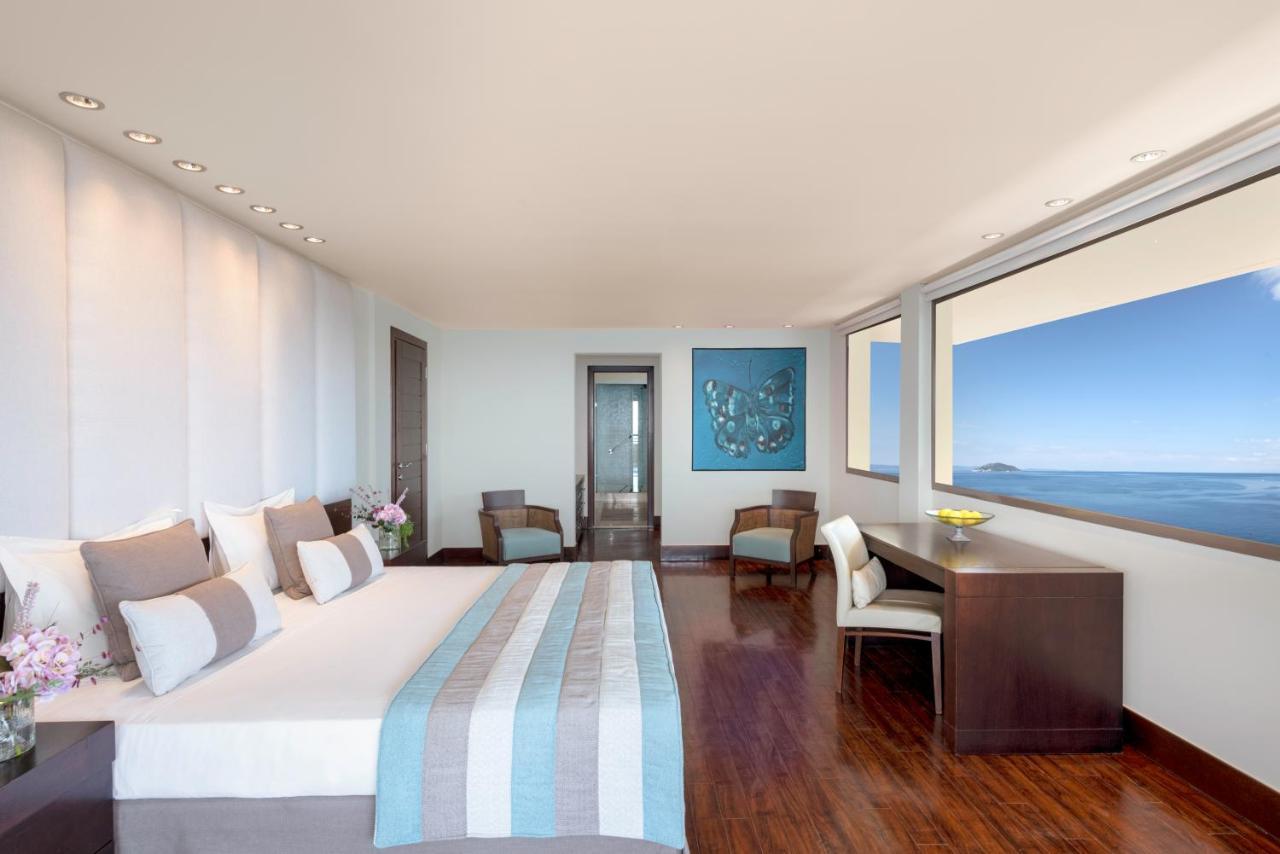 Porto Carras Meliton Hotel Neos Marmaras Exterior photo A room at the hotel